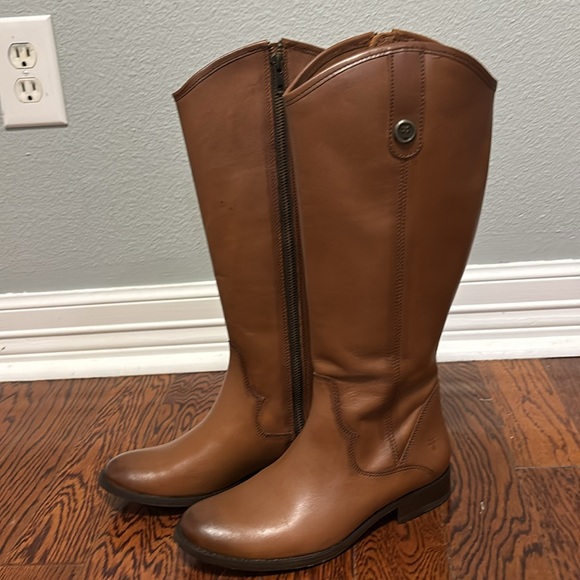 FRYE Marissa Medallion Cognac Tall Leather Zip Boots Women’s Size: 6 new in box - Picture 3 of 8